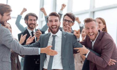 yakın kapatın. mutlu iş ekibi liderlerine sarılma