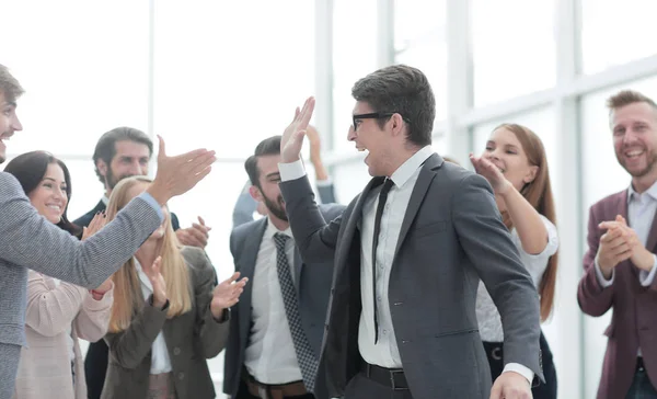 Equipe de negócios corporativa parabenizando gerente de projeto pelo sucesso — Fotografia de Stock