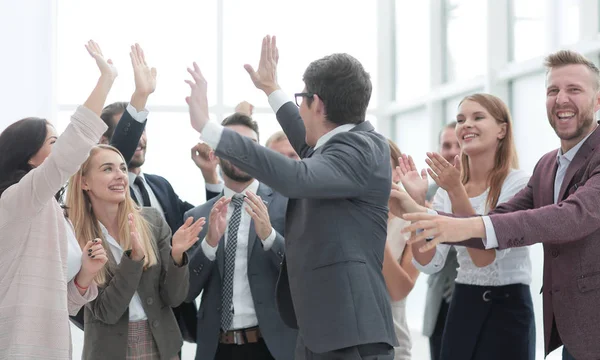Groep vrolijke bedrijfsmedewerkers feliciteren hun collega — Stockfoto