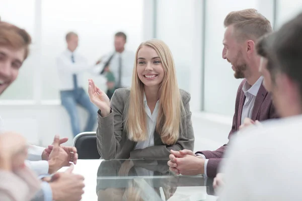 Jovem mulher de negócios discute suas ideias com uma equipe de negócios. — Fotografia de Stock