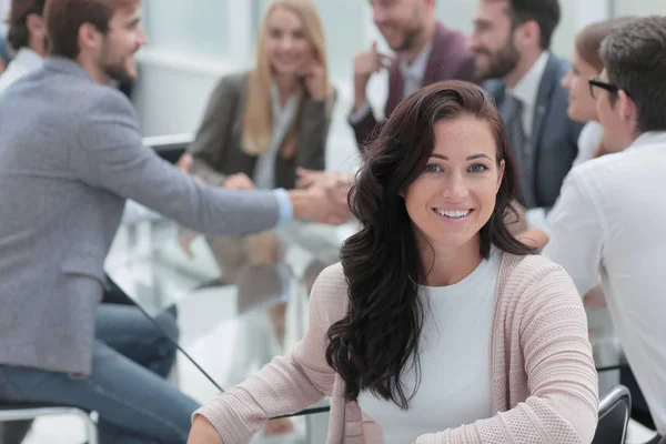 Mujer de negocios sonriente sentada frente a la mesa en la sala de reuniones — Foto de Stock