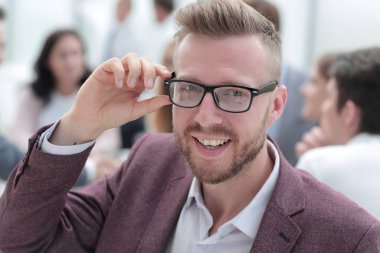 yakın kapatın. ofiste duran kendine güvenen genç adam.