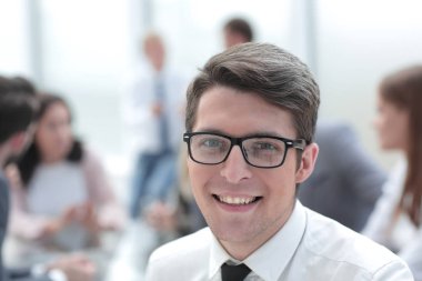 yakın kapatın. ofis arka planda gülümseyen genç işadamı.