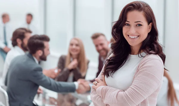 Закрывай. улыбающаяся молодая деловая женщина, стоящая в офисе — стоковое фото