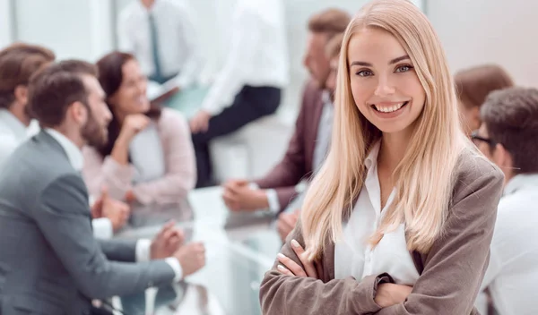 Fecha. sorrindo jovem empregado de pé no escritório — Fotografia de Stock