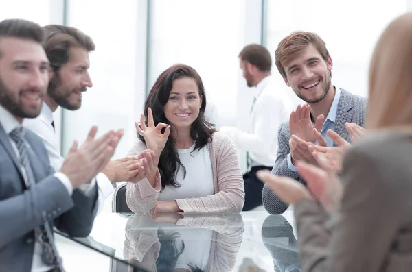 Mujer de negocios confiada explicando algo a sus socios comerciales — Foto de Stock