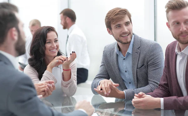 Närbild. handskakning affärsfolk över förhandlingsbordet. — Stockfoto