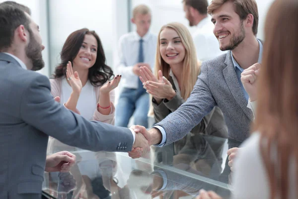 Equipo empresarial aplaudiendo el apretón de manos de los socios comerciales . — Foto de Stock