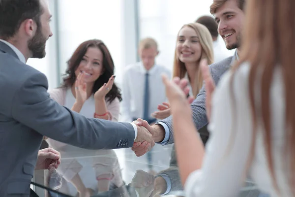 Pengusaha percaya diri berjabat tangan dengan mitra bisnisnya — Stok Foto