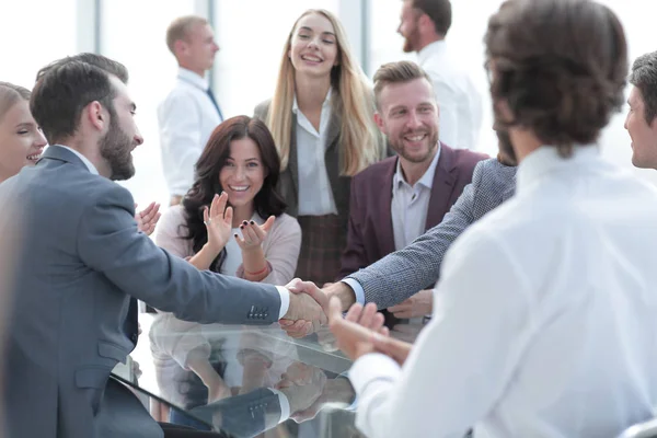 Grupo empresarial aplaudiendo a los socios comerciales durante la reunión . — Foto de Stock