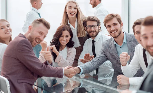 Glückliche Geschäftsleute beim Händeschütteln im Konferenzraum — Stockfoto