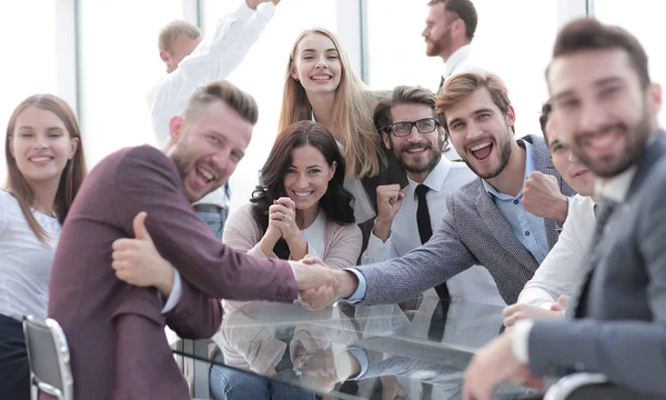 Щасливі ділові люди тремтять руками в конференц-залі — стокове фото