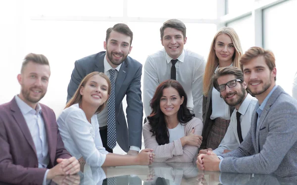 Kelompok perusahaan karyawan duduk di meja kantor — Stok Foto