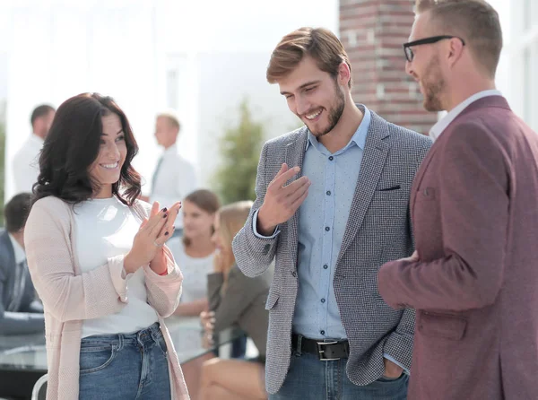 De cerca. jóvenes empleados discutiendo sus ideas — Foto de Stock