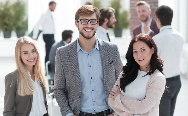 De cerca. sonriendo jóvenes empleados de pie juntos — Foto de Stock