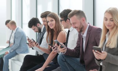 Bir grup genç ofis lobisinde oturuyor.