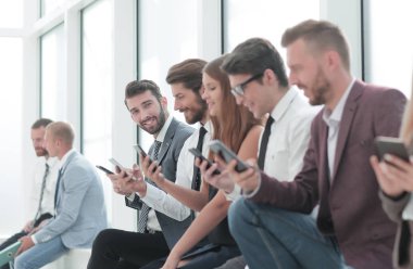 Bir grup genç ofis lobisinde oturuyor.