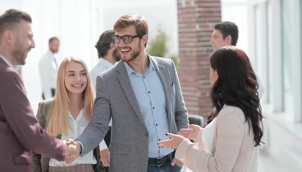 La gente de negocios se saludan con un apretón de manos. — Foto de Stock