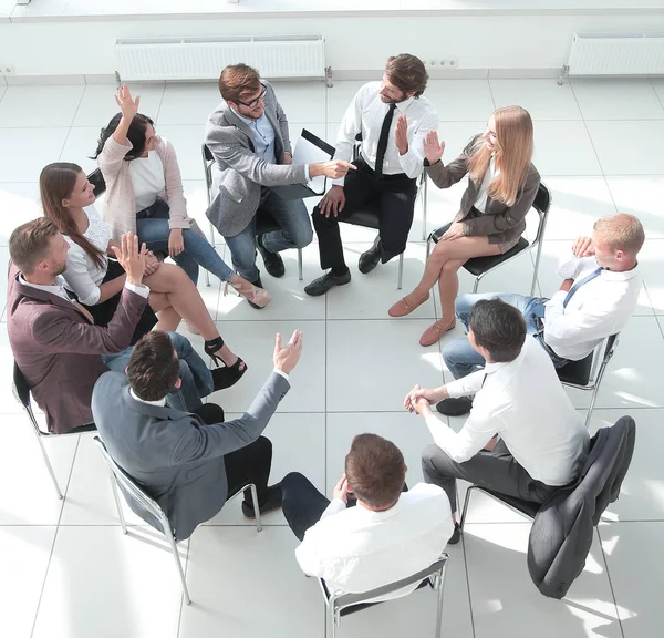 Junge Mitarbeiter stellen während der betrieblichen Ausbildung Fragen — Stockfoto