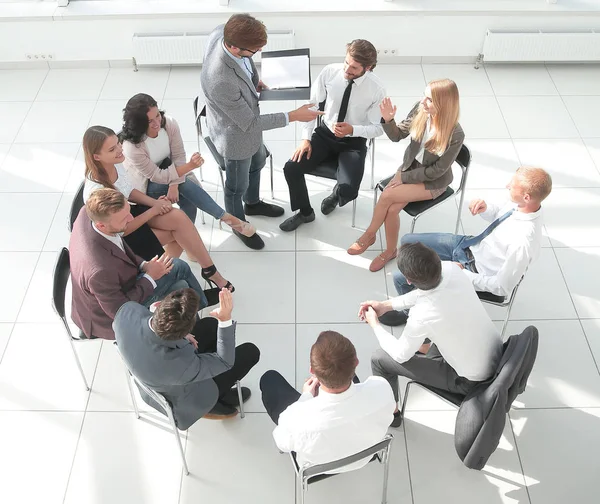 Jóvenes empleados hacen preguntas durante la formación empresarial — Foto de Stock