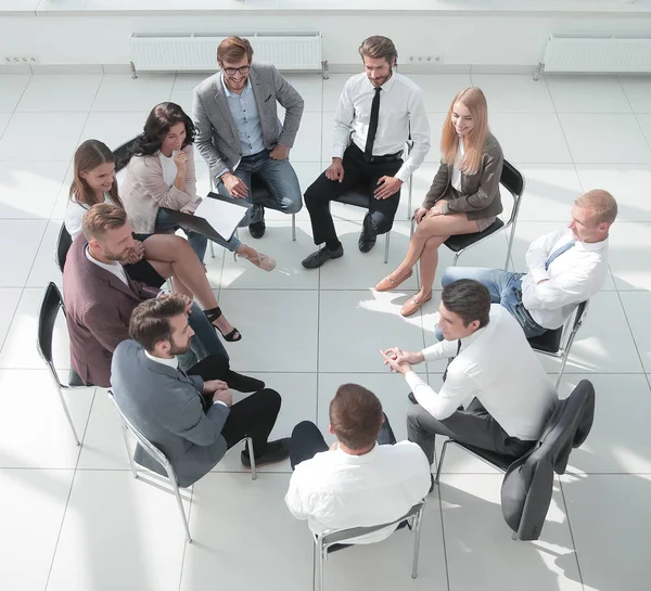 Participantes de formación empresarial sentados en círculo y mirando a la cámara — Foto de Stock