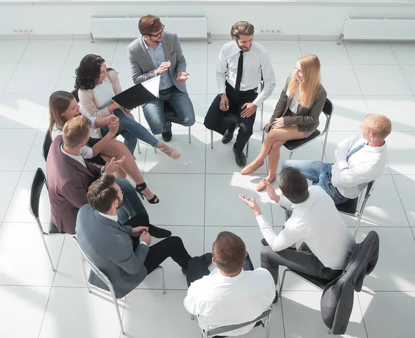 Participants à la formation en affaires assis dans un cercle et regardant la caméra — Photo