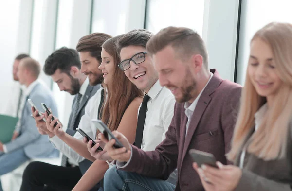 Bir grup genç ofis lobisinde oturuyor. — Stok fotoğraf