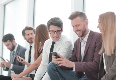 Genç çalışanlar haberleri internetten izlemek için akıllı telefonlarını kullanıyorlar.