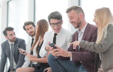 Genç çalışanlar haberleri internetten izlemek için akıllı telefonlarını kullanıyorlar.