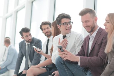 Genç çalışanlar haberleri internetten izlemek için akıllı telefonlarını kullanıyorlar.