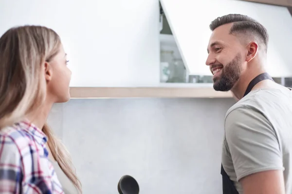 Boldog pár beszélget a konyhában álló menüről — Stock Fotó