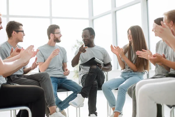 Grupo de jóvenes agradece al ponente después de la reunión — Foto de Stock