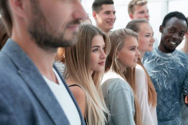 Kapat. Bir grup benzer fikirli genç insan.