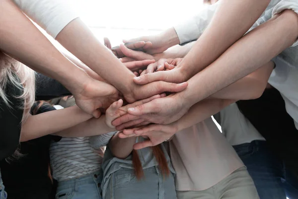 De cerca. diversos jóvenes que muestran su unidad — Foto de Stock