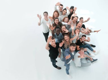 Üst Manzara. Bir grup mutlu genç insan kameraya bakıyor.