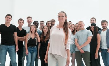 Kız lider sıradan bir grup gencin önünde duruyor..