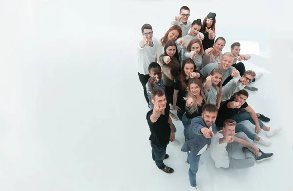 위에서 본 모습. 카메라를 보고 있는 행복 한 청소년들의 그룹 — 스톡 사진