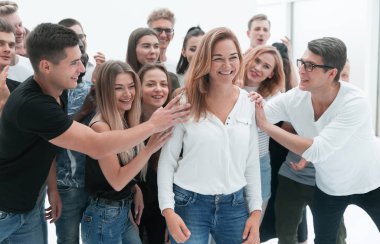 Liderlerini destekleyen bir grup genç