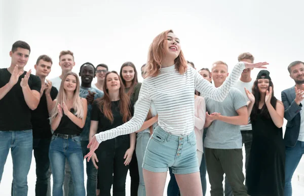 Gruppe unterschiedlicher junger Menschen applaudiert ihrem Anführer — Stockfoto