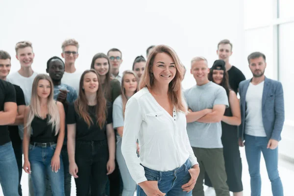 다양 한 젊은이들 앞에 서 있는 젊은 여성 — 스톡 사진