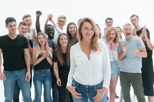 Jeune femme debout devant un groupe de jeunes gens diversifiés — Photo