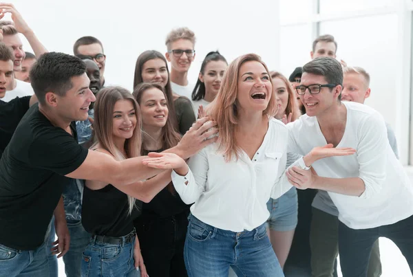 Skupina mladých lidí, kteří podporují svého šťastného vůdce — Stock fotografie