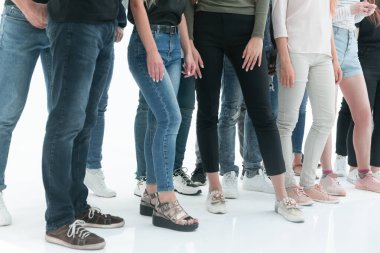 Kot pantolon giymiş bir grup gencin kırpılmış görüntüsü