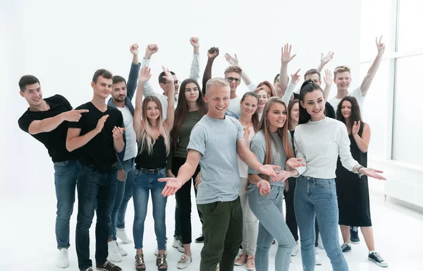 In vollem Wachstum. eine fröhliche Gruppe unterschiedlicher junger Menschen — Stockfoto