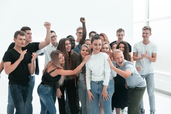 Equipe de jovens apoiando seu camarada — Fotografia de Stock