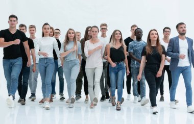 Bir grup genç güvenli bir şekilde hedeflerine doğru ilerliyor.