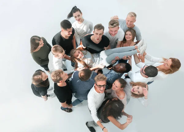 Feliz equipe de jovens balançando seu líder . — Fotografia de Stock