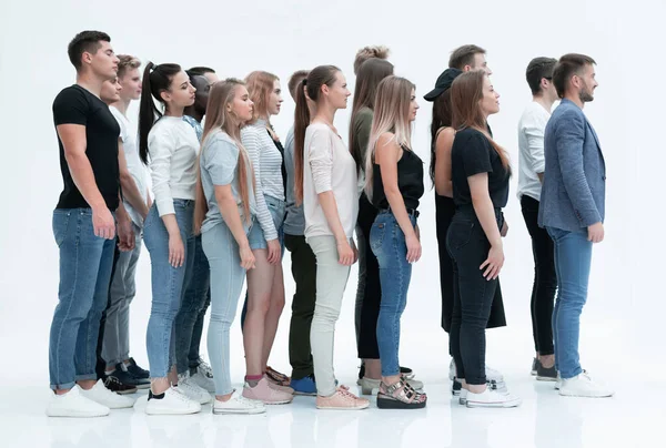 Zijaanzicht. een groep verschillende jongeren die op een rij staan — Stockfoto