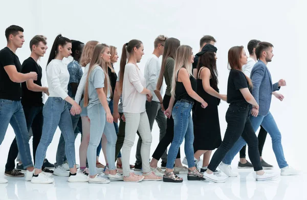 Vista lateral. un grupo de jóvenes diversos de pie en fila —  Fotos de Stock