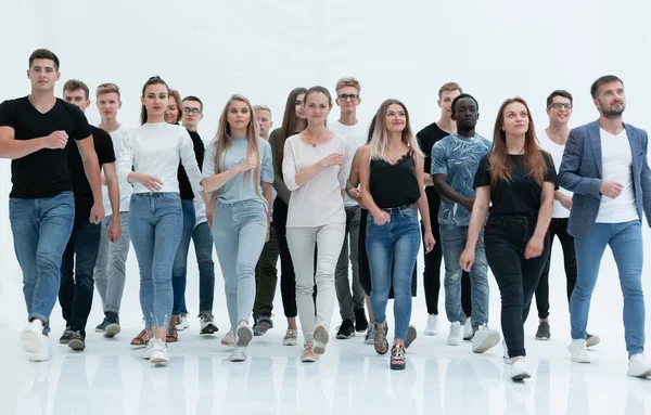 Skupina mladých lidí sebevědomě kráčející za svým cílem — Stock fotografie